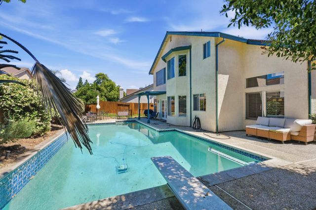 2217 Americana Dr, Roseville, CA 95747