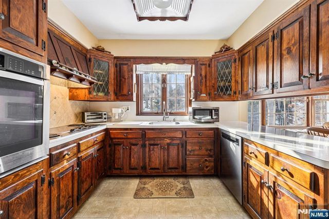 418 Pines Lake Drive, Wayne, NJ 07470