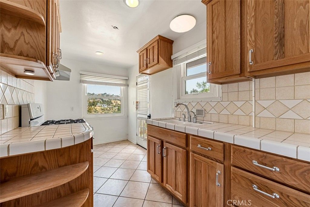 Image 12 of property listing at 8248 Mannix, Los Angeles, CA 90046
