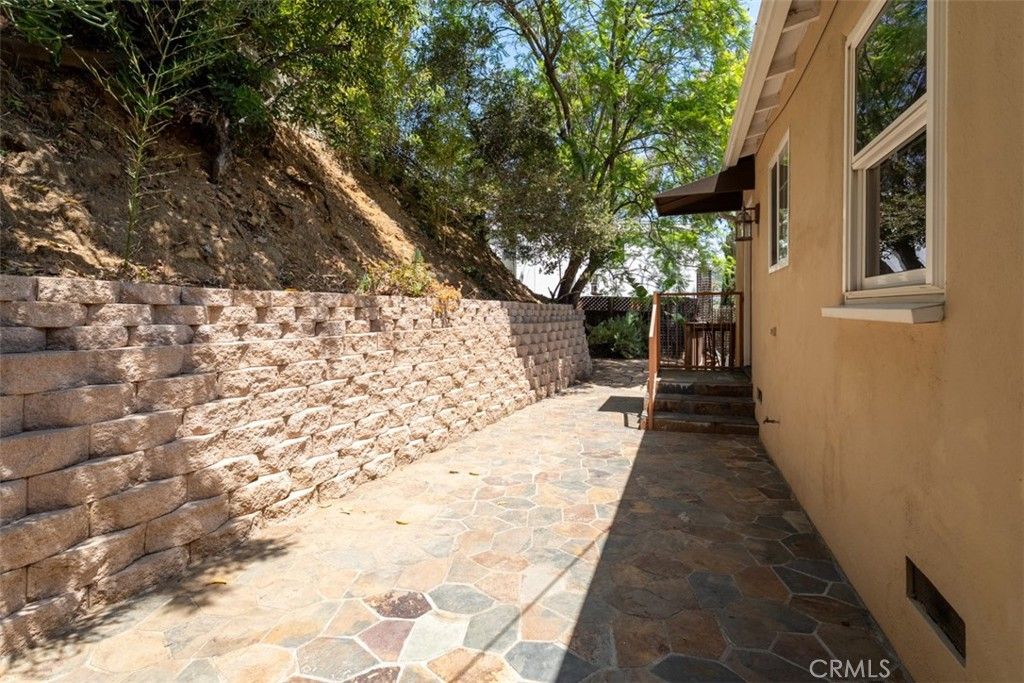 Image 16 of property listing at 8248 Mannix, Los Angeles, CA 90046