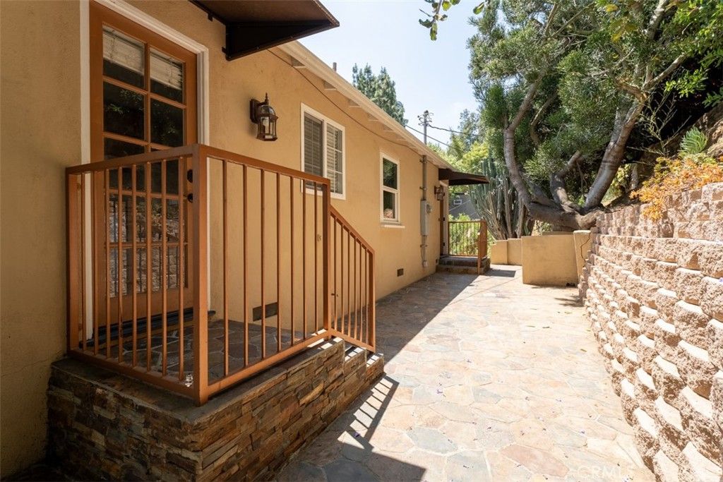 Image 17 of property listing at 8248 Mannix, Los Angeles, CA 90046