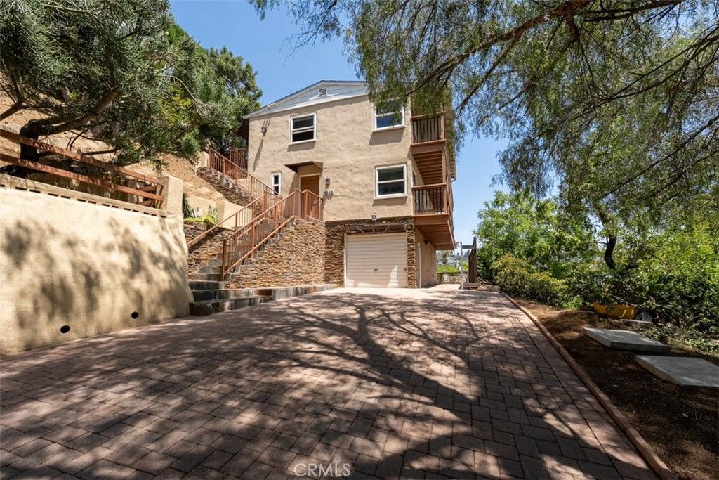 Image 2 of property listing at 8248 Mannix, Los Angeles, CA 90046