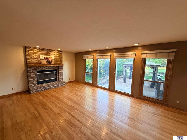 906 Wicklow Road, Papillion, NE 68046