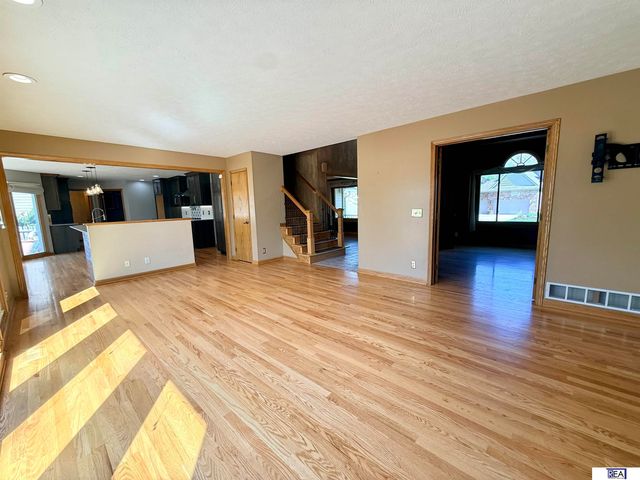 906 Wicklow Road, Papillion, NE 68046