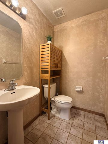 906 Wicklow Road, Papillion, NE 68046
