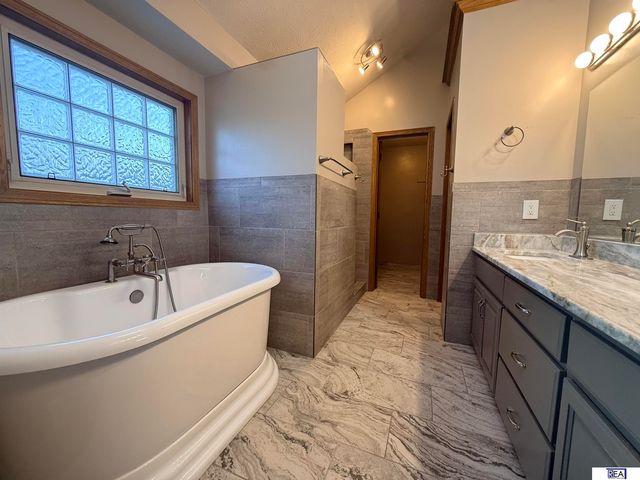 906 Wicklow Road, Papillion, NE 68046