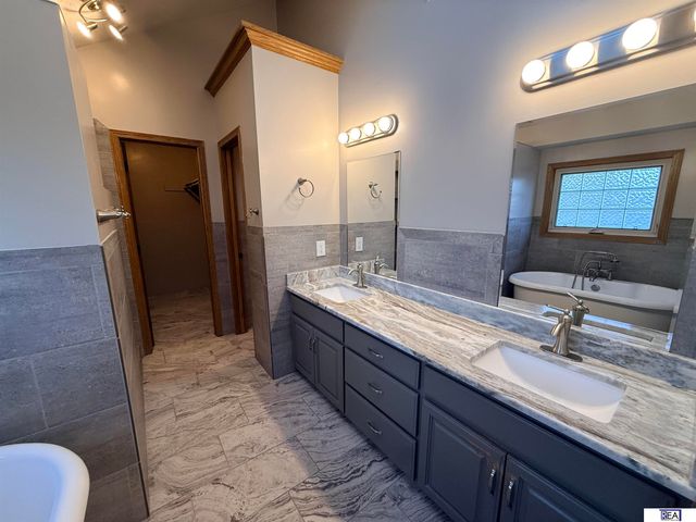 906 Wicklow Road, Papillion, NE 68046