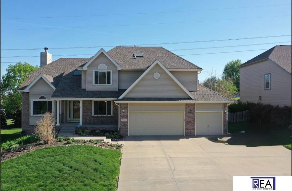 906 Wicklow Road, Papillion, NE 68046