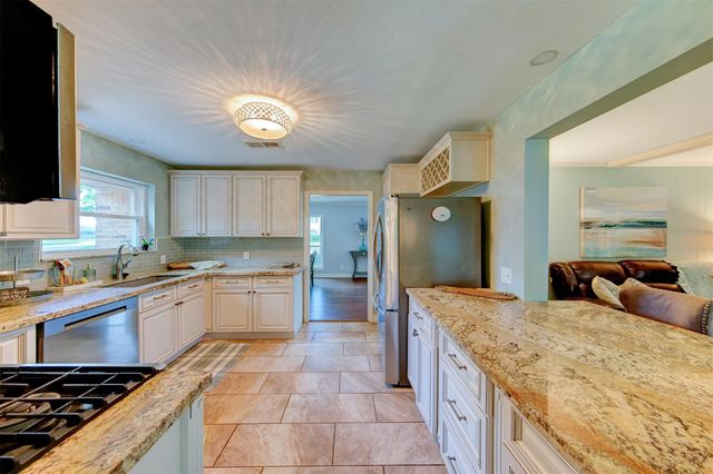 5109 Oak Court, Dickinson, TX 77539