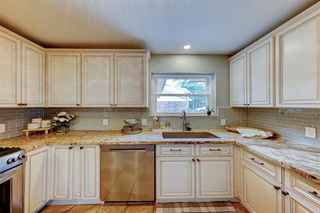 5109 Oak Court, Dickinson, TX 77539