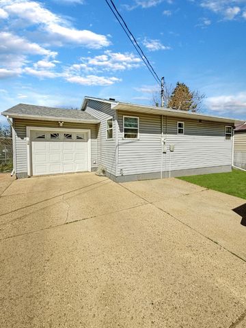 805 3rd St SW, Minot, ND 58701