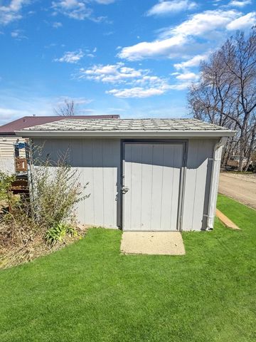 805 3rd St SW, Minot, ND 58701