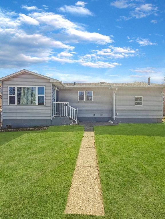 805 3rd St SW, Minot, ND 58701