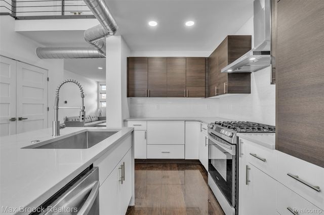 51 E Shevlin Avenue, Hazel Park, MI 48030