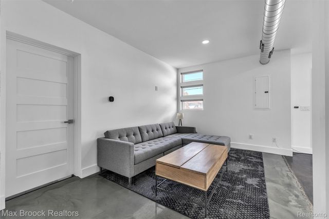 51 E Shevlin Avenue, Hazel Park, MI 48030