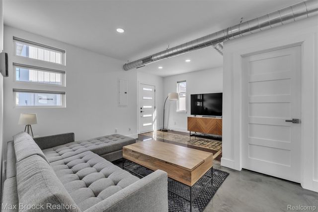 51 E Shevlin Avenue, Hazel Park, MI 48030