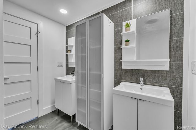 51 E Shevlin Avenue, Hazel Park, MI 48030