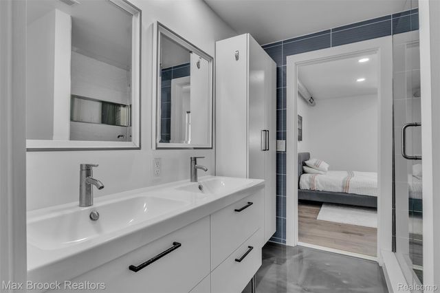 51 E Shevlin Avenue, Hazel Park, MI 48030