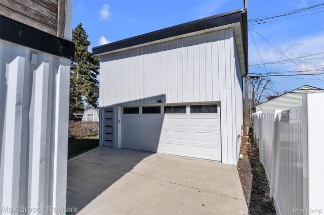 51 E Shevlin Avenue, Hazel Park, MI 48030