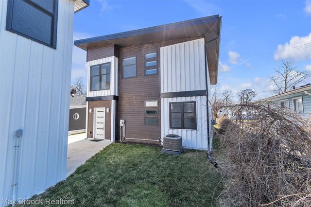 51 E Shevlin Avenue, Hazel Park, MI 48030