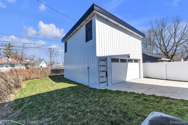 51 E Shevlin Avenue, Hazel Park, MI 48030