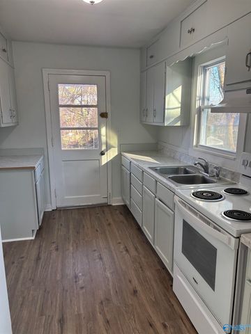 908 Crestline Road NW, Huntsville, AL 35816