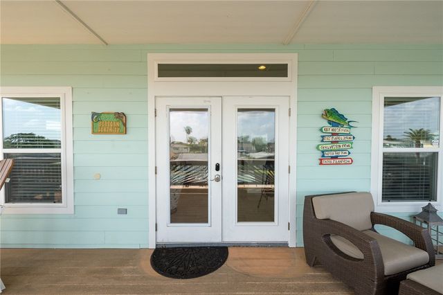 138 Palm Dr, Rockport, TX 78382