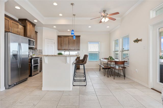138 Palm Dr, Rockport, TX 78382