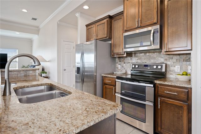 138 Palm Dr, Rockport, TX 78382