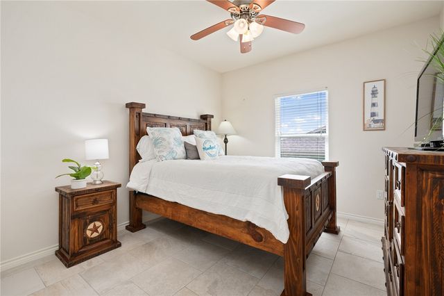 138 Palm Dr, Rockport, TX 78382