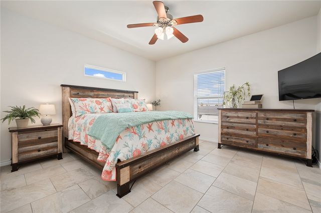 138 Palm Dr, Rockport, TX 78382