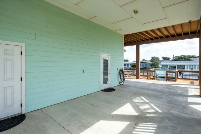 138 Palm Dr, Rockport, TX 78382