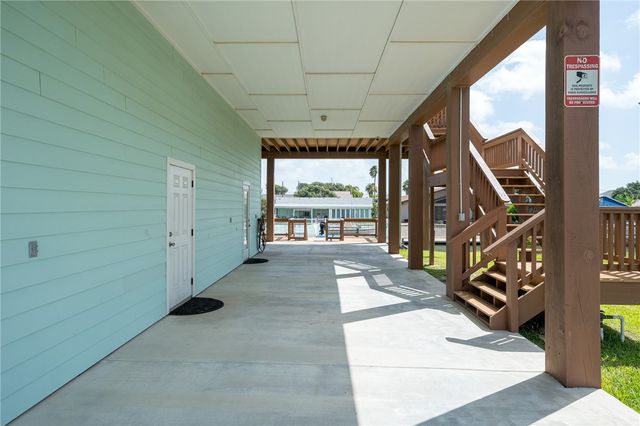 138 Palm Dr, Rockport, TX 78382