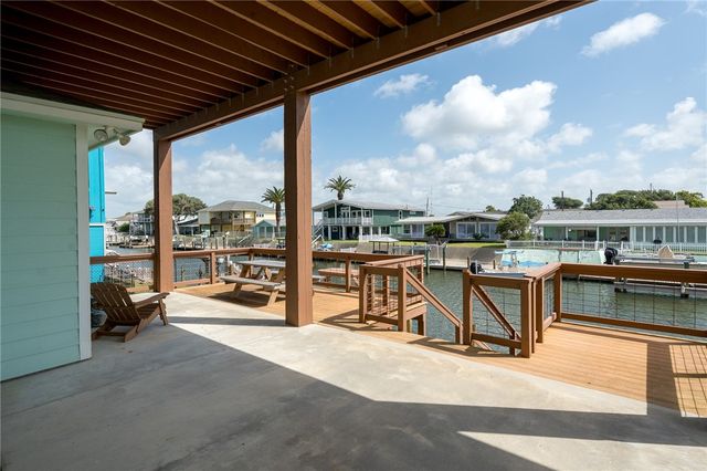 138 Palm Dr, Rockport, TX 78382