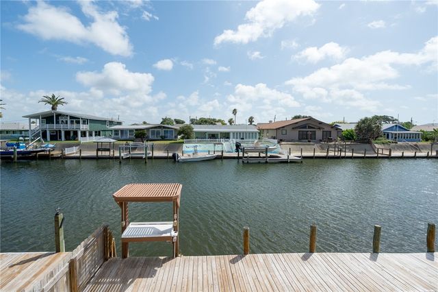 138 Palm Dr, Rockport, TX 78382