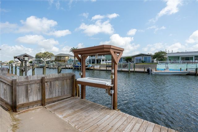 138 Palm Dr, Rockport, TX 78382