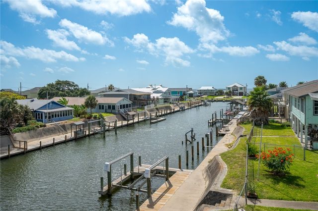 138 Palm Dr, Rockport, TX 78382
