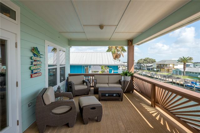 138 Palm Dr, Rockport, TX 78382