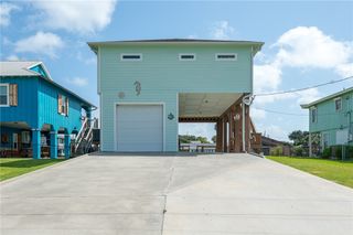 138 Palm Dr, Rockport, TX 78382