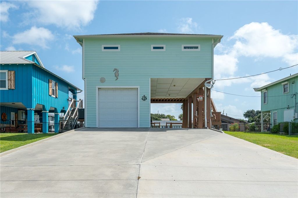 138 Palm Dr, Rockport, TX 78382