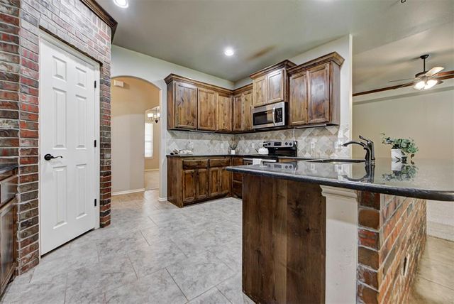 809 Breezy Hill Road, Edmond, OK 73025