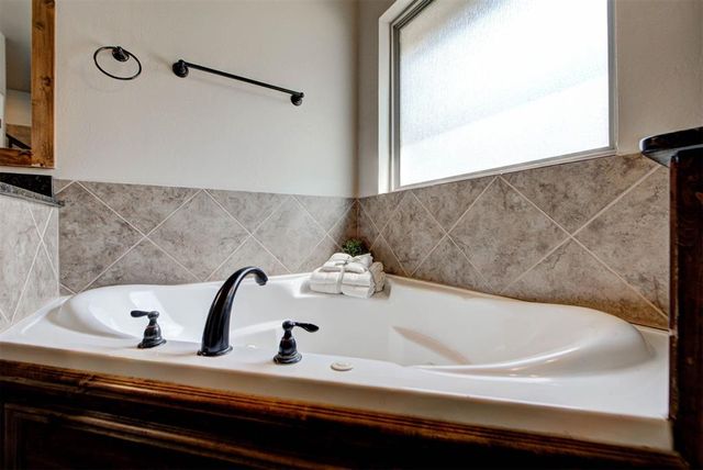 809 Breezy Hill Road, Edmond, OK 73025