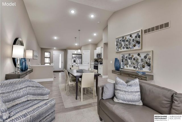 17019 Hawthorne Avenue, Omaha, NE 68118