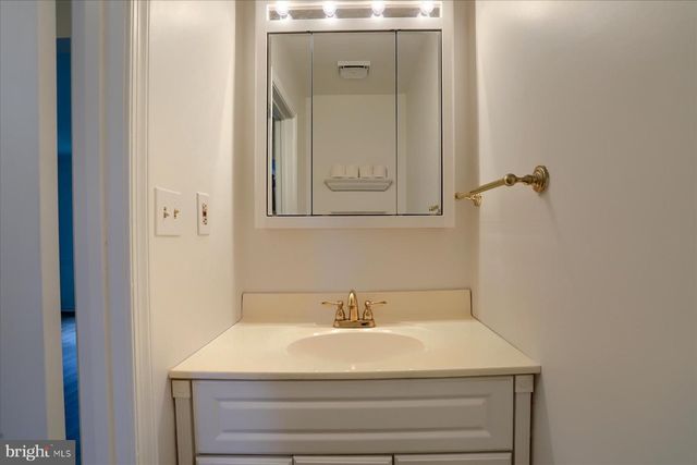 18 FAIRFAX VLG, Harrisburg, PA 17112