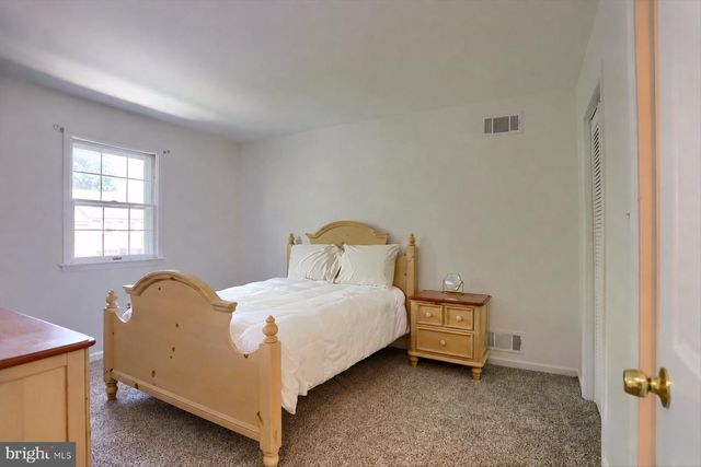 18 FAIRFAX VLG, Harrisburg, PA 17112