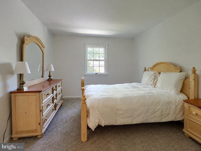 18 FAIRFAX VLG, Harrisburg, PA 17112