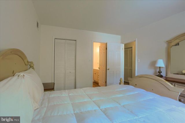 18 FAIRFAX VLG, Harrisburg, PA 17112