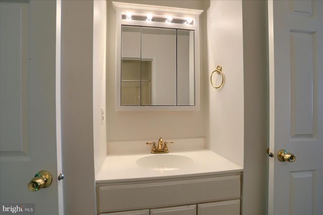 18 FAIRFAX VLG, Harrisburg, PA 17112