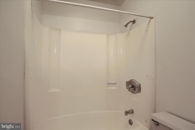18 FAIRFAX VLG, Harrisburg, PA 17112