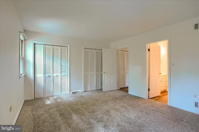 18 FAIRFAX VLG, Harrisburg, PA 17112